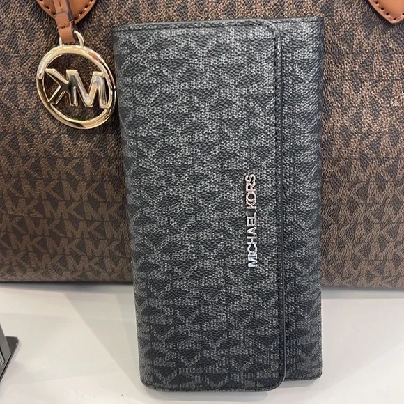 Michael Kors Jet Set Large Signature Logo Tri-Fold Wallet
Black 
NWT - Picture 7 of 16
